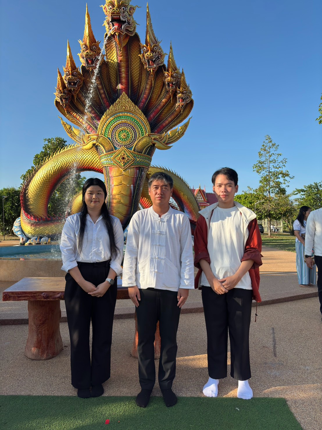 title - “ครอบครัวหิ้วตะกร้า อุดหนุนชุมชน” ณ วัดโพธาราม 